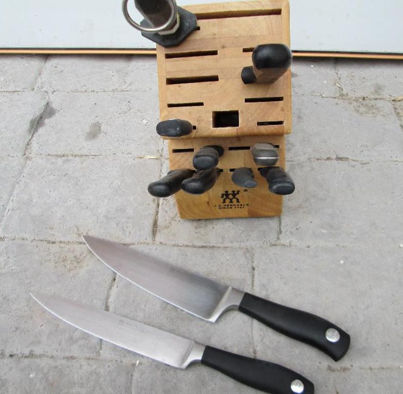 lot 42 image: Knife block ith assorted knives...