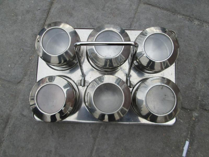 lot 45 image: Stainless steel 6 shaker set, magne...