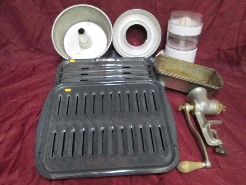 lot 100 image: Lot of kitchen pans, small juicer, ...