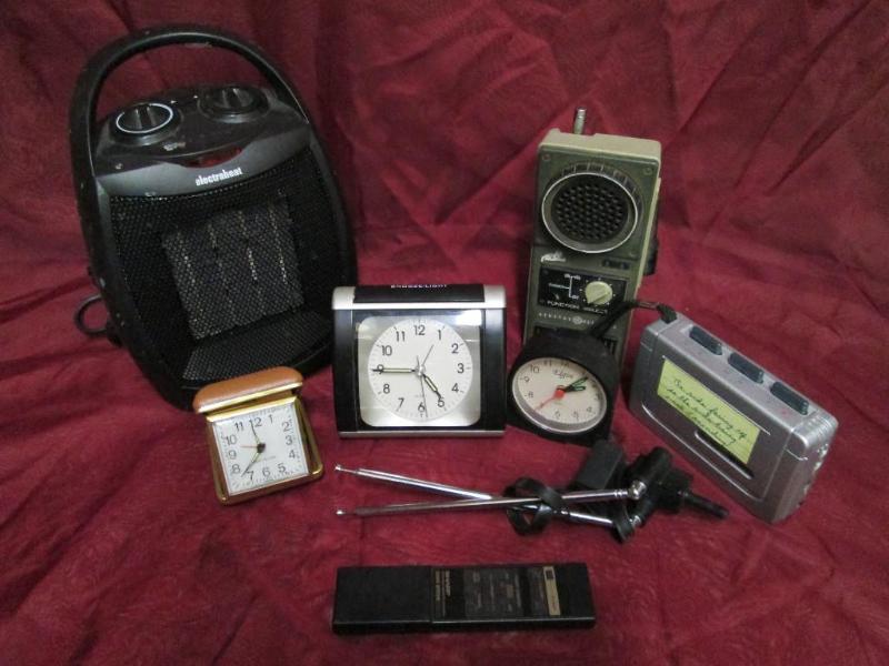lot 106 image: Lot of small personal electronic it...