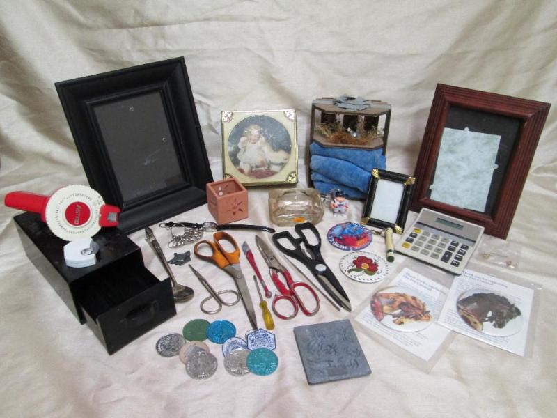 lot 117 image: Miscellaneous household items....