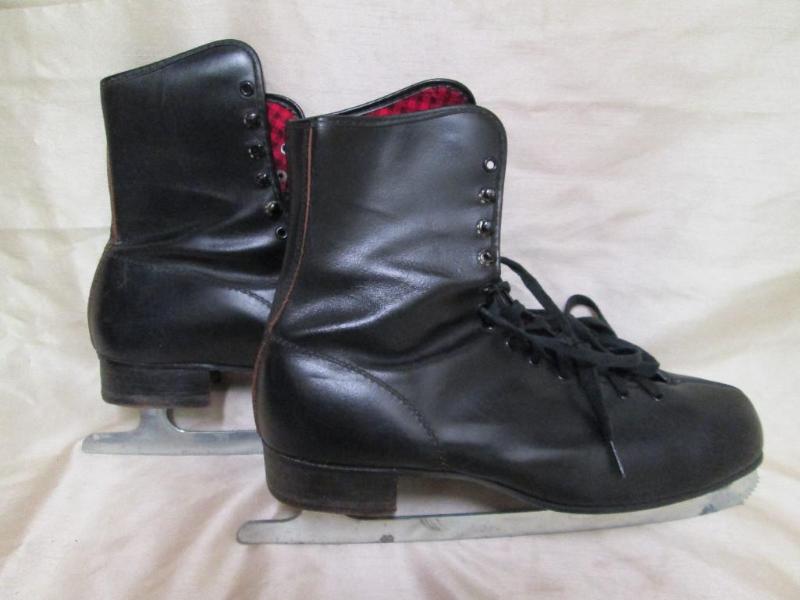 lot 122 image: Pair of mens figure skates size 13...