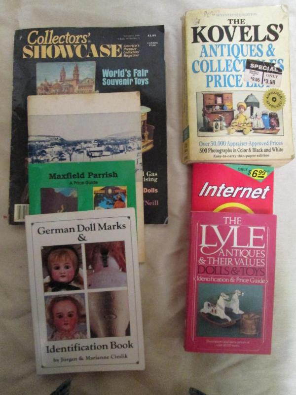 lot 129 image: Collector guide books on various ty...