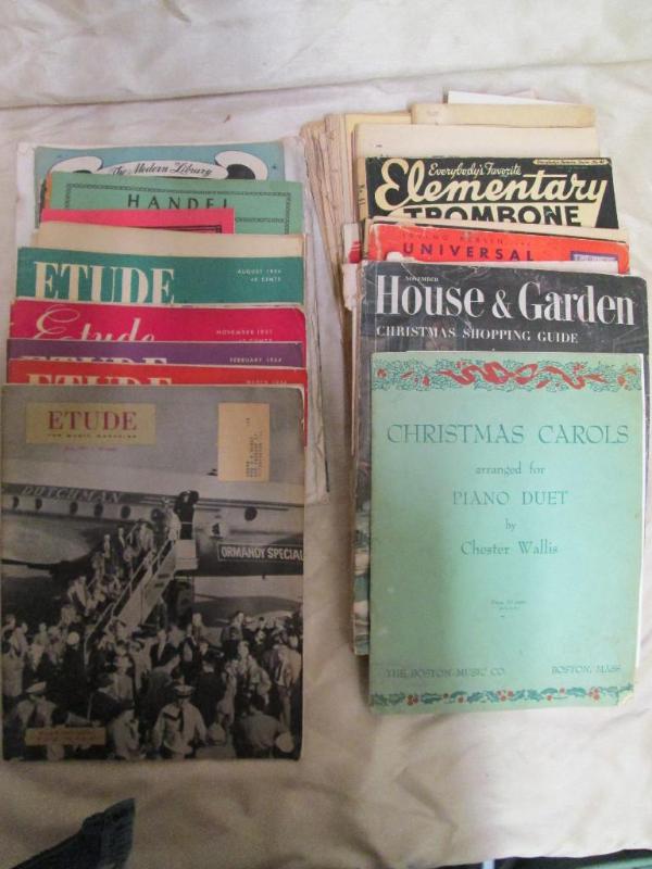 lot 130 image: Lot of appoximately 25 books and ma...