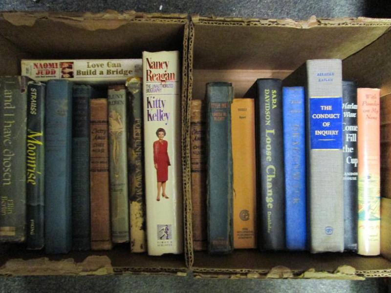 lot 137 image: Lot of approximately 16 vintage boo...