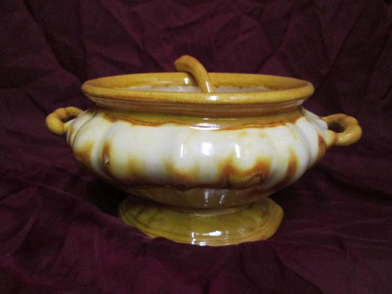 lot 17 image: Vintage soup pot and shell shaped l...