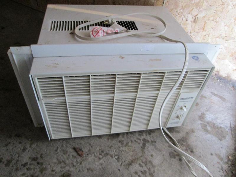 lot 179 image: Fedders window air conditioner unit...