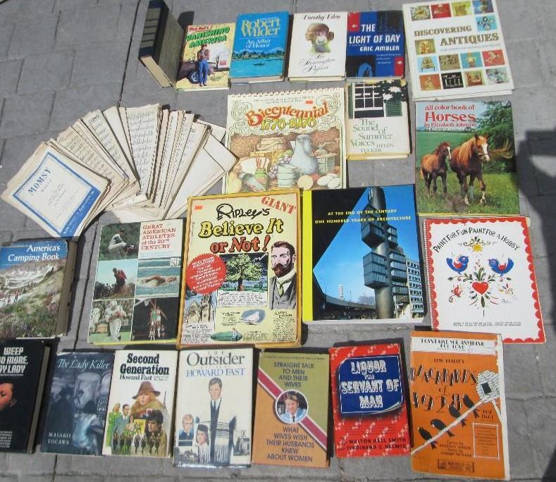 lot 185 image: Large lot of vintage books...
