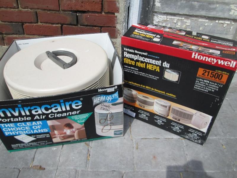 lot 191 image: Air purifier with replacement filte...
