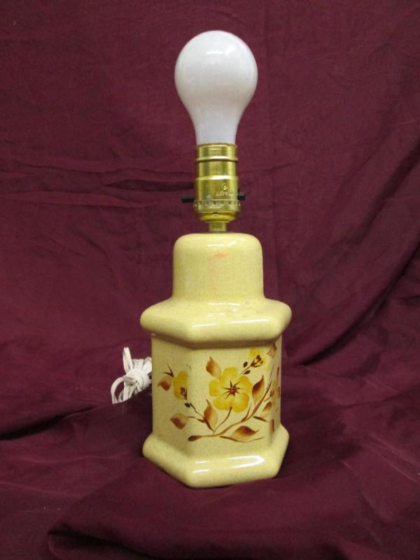 lot 205 image: Small vintage lamp. No shade includ...