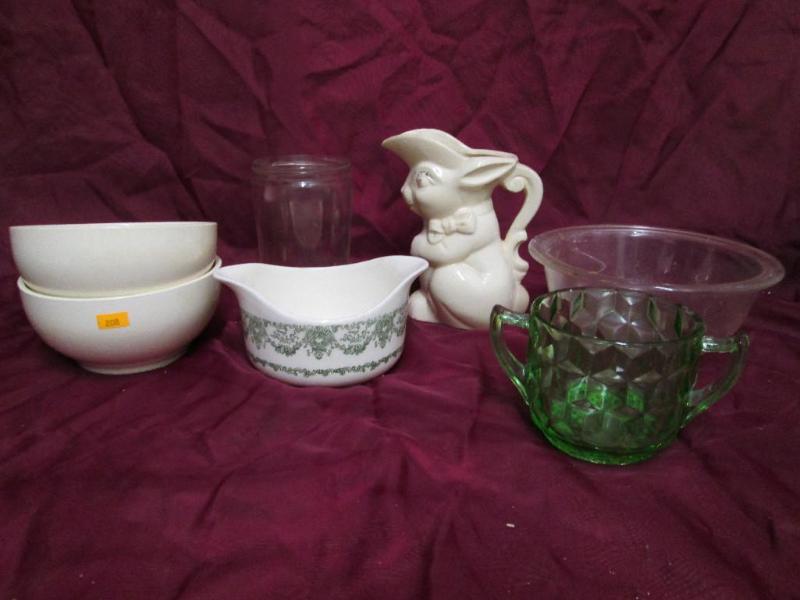 lot 26 image: Lot of vintage kitchenware. Creamer...