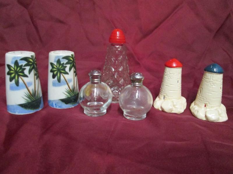 lot 34 image: Lot of vintage salt and pepper shak...