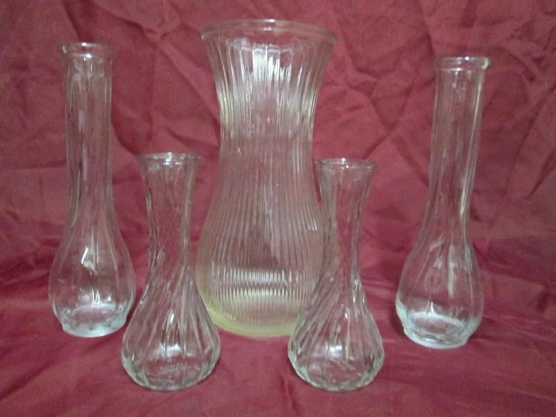 lot 40 image: Nice lot of various sized flower va...