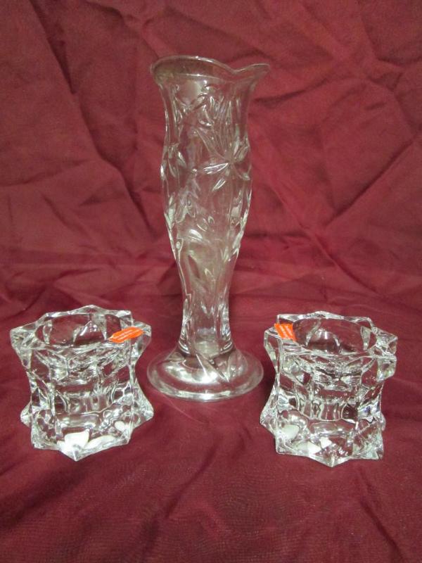 lot 41 image: Nice etched vase with Mikasa spark...