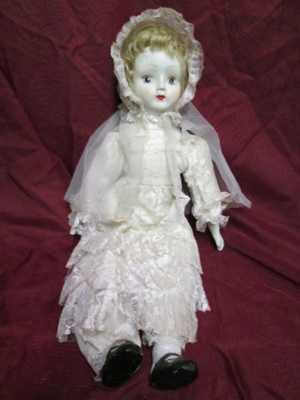 lot 53 image: Vintage porcelain bride doll. Mint ...