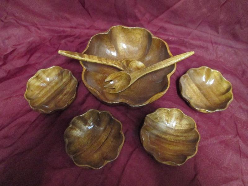 lot 68 image: Wooden salad set. Includes salad bo...