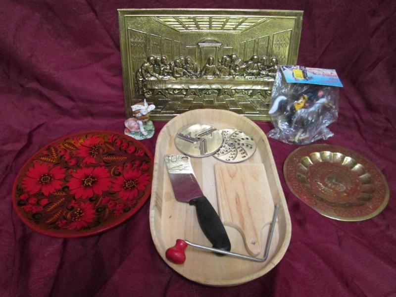 lot 7 image: Vintage metal trays and miscellaneo...