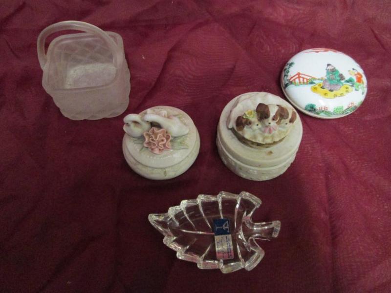 lot 72 image: Vintage porcelain trinket boxes all...