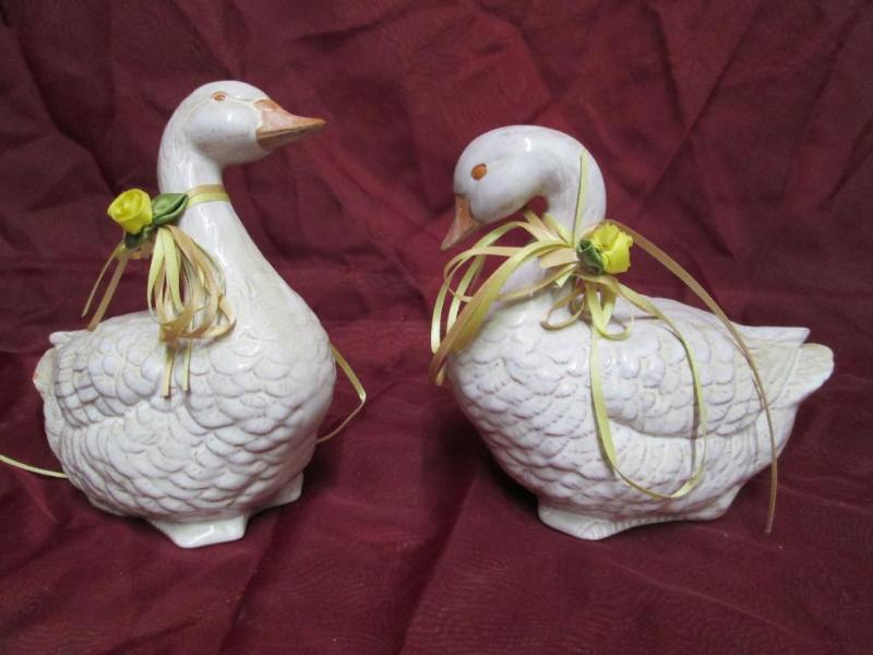 lot 78 image: Nice pair of porcelain geese with r...