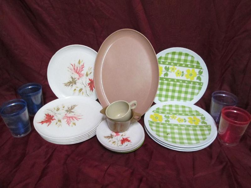 lot 9 image: Two sets of plastic dinnerware, 5 p...