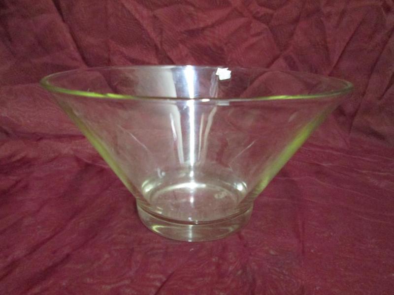 lot 95 image: Nice size clear glass punch bowl in...
