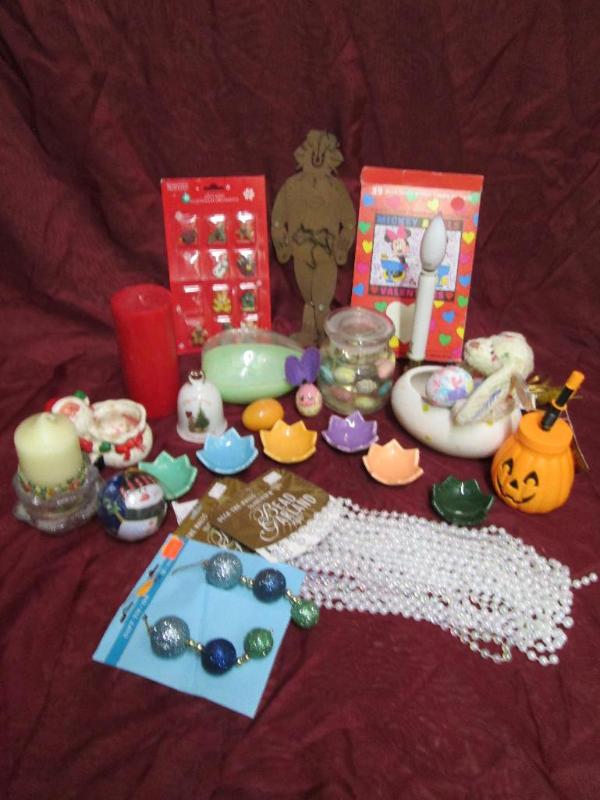 lot 97 image: Miscellaneous holiday dcor....