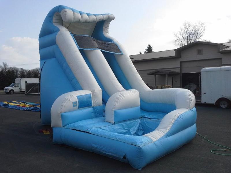 lot 1 image: Curvy waterslide