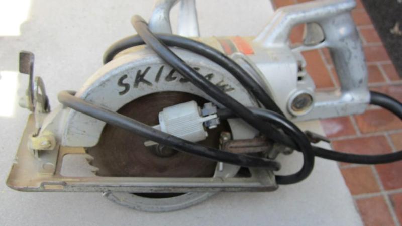 lot 16 image: 12 amp skil saw...