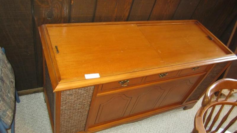 lot 192 image: old console stereo cabinet, no ster...
