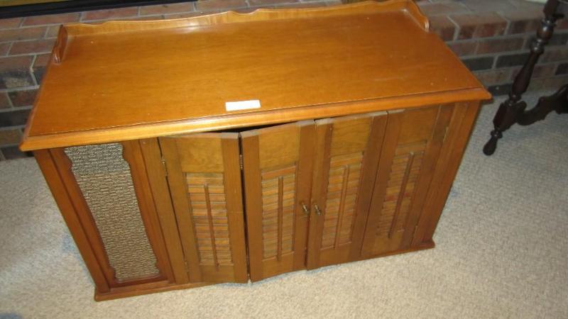 lot 200 image: old console tv stand, no tv...