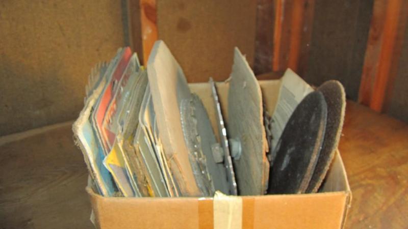 lot 23 image: Box of saw blades and cutting wheel...