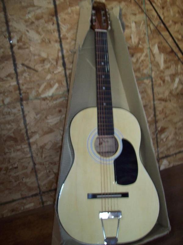 Guitar -Appears new item 20...