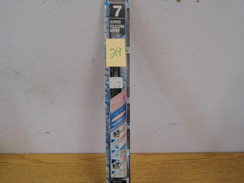 lot 29 image: Piaa Silicone Wiper 7 - 17"...