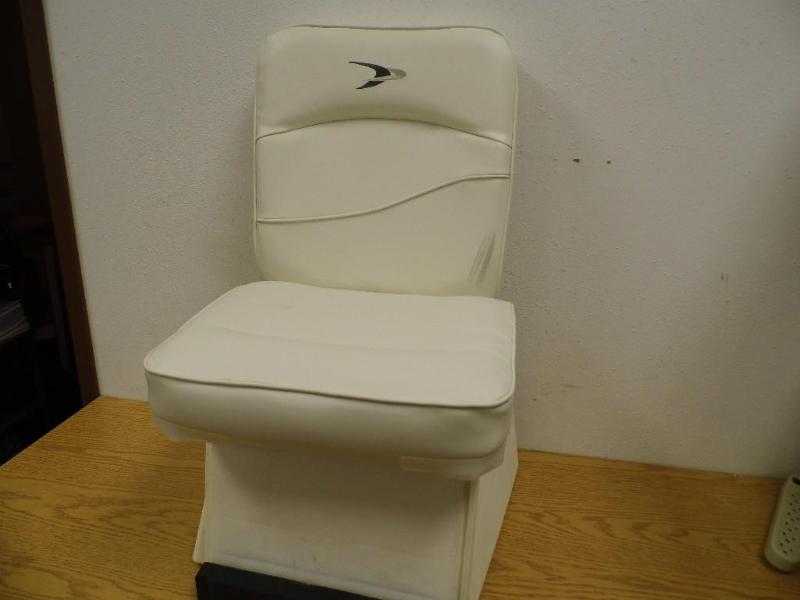 lot 99 image: Premium Jump Boat Seat - White - WD...