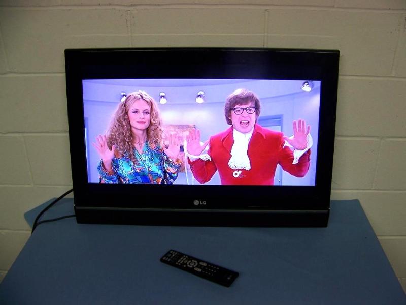 lot 20 image: LG, 32, Flat Panel, LCD Monitor