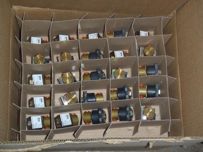 lot 185 image: Large Box of Parker C2Q130Y Solenoi...