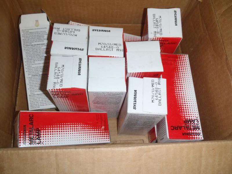 lot 206 image: Box of Sylvania M70UMED 64548-0 B...