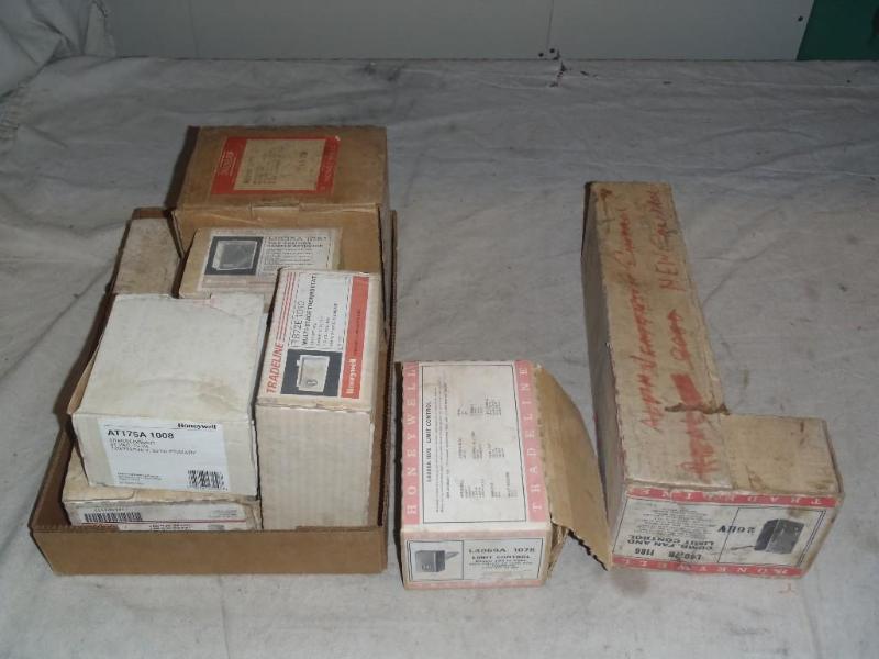 lot 257 image: Assortment of Honeywell Controls an...