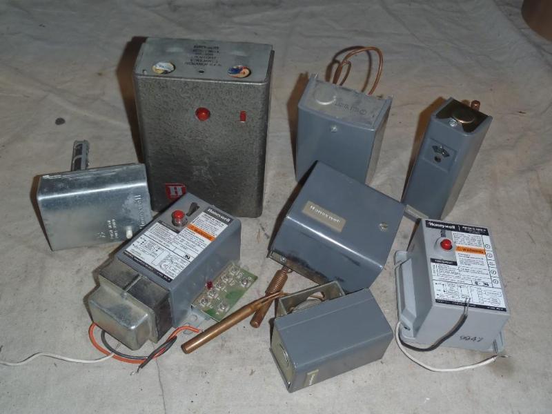 lot 72 image: Honeywell Controls and Parts  ...