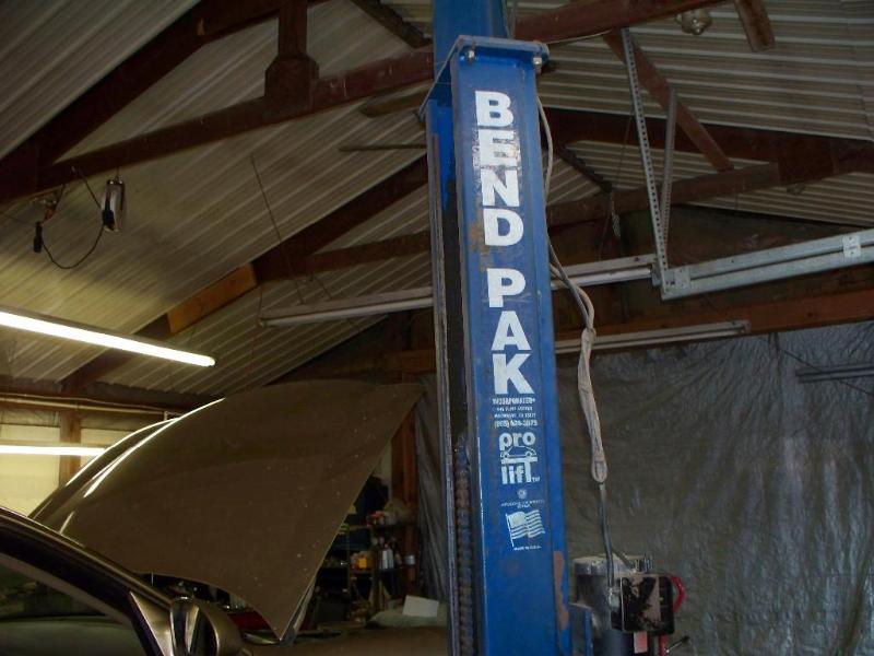 lot 3 image: 7000# Bend Pak Hoist that is in goo...
