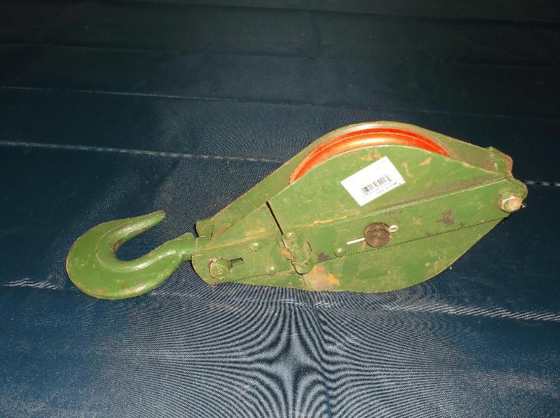 lot 40 image: Heavy Duty Pulley with side opening...