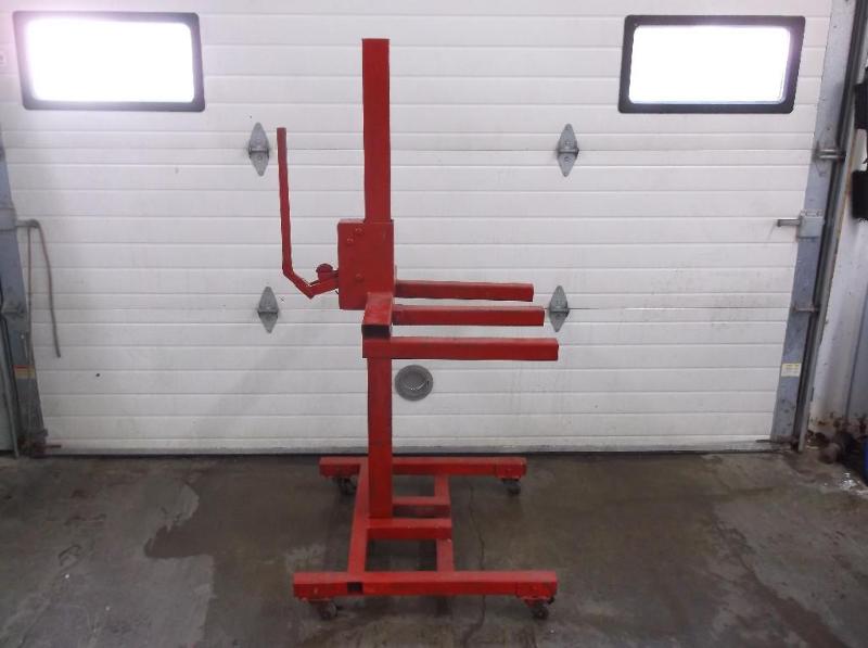 lot 6 image: Heavy Duty JackLift Works. 64 inch...