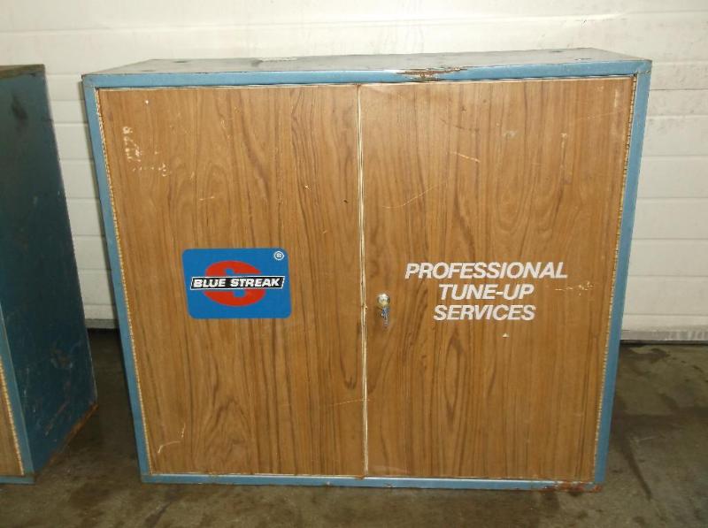 lot 7 image: Blue Streak Metal Cabinet with keys...