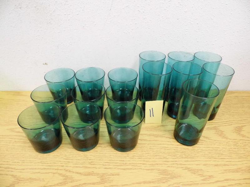 lot 11 image: 17 Piece Glasses