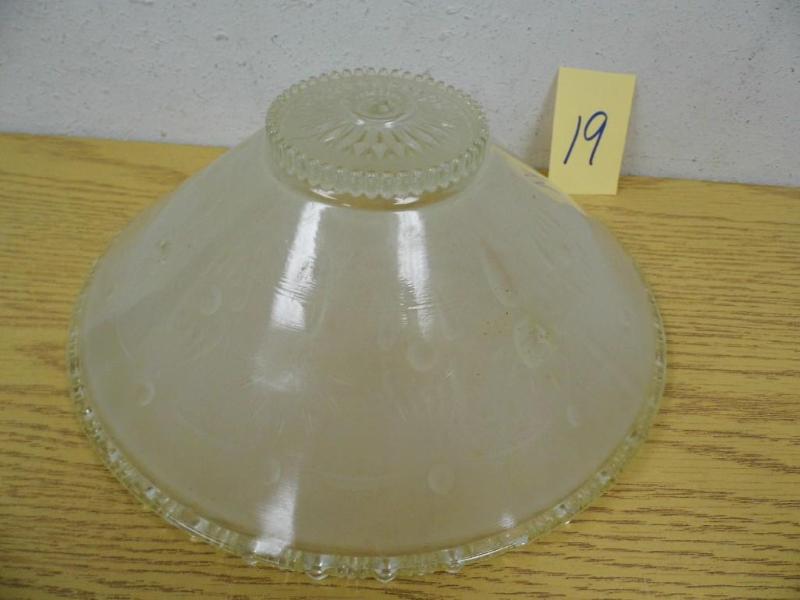 lot 19 image: Antique Light Glass Shade