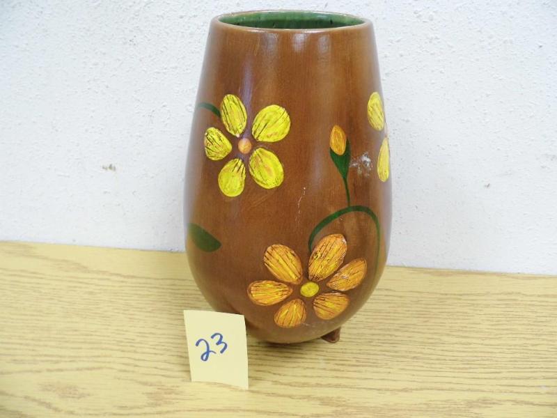 lot 23 image: California Crafts Vase 11