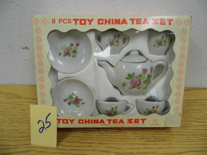 lot 25 image: Vintage Toy China Tea Set