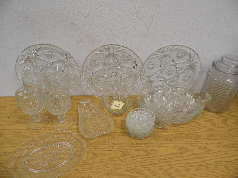 lot 32 image: Assorted Glassware
