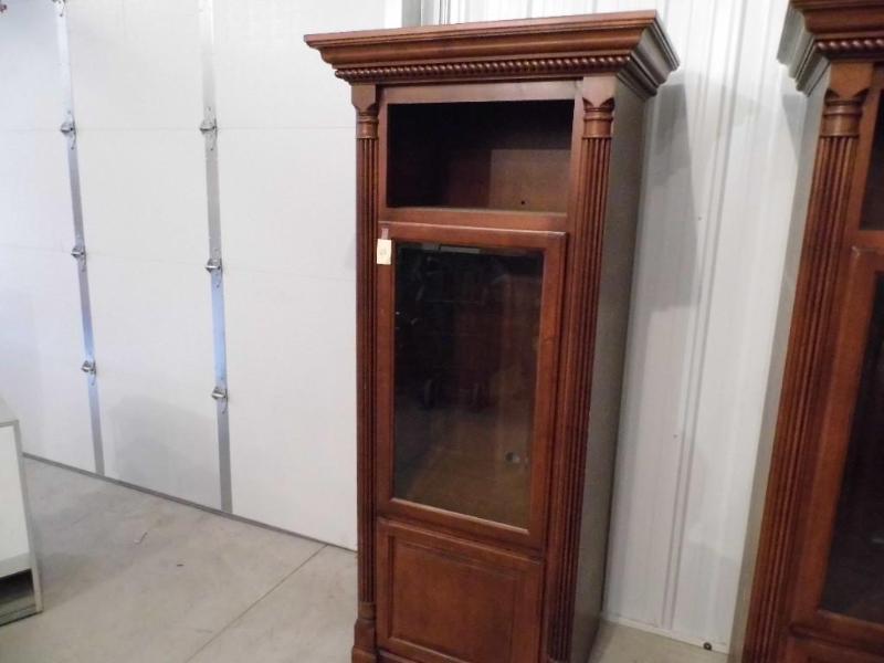 lot 40 image: Curio Cabinet