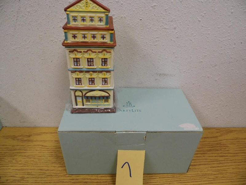 lot 7 image: New Partylite Tea Light House